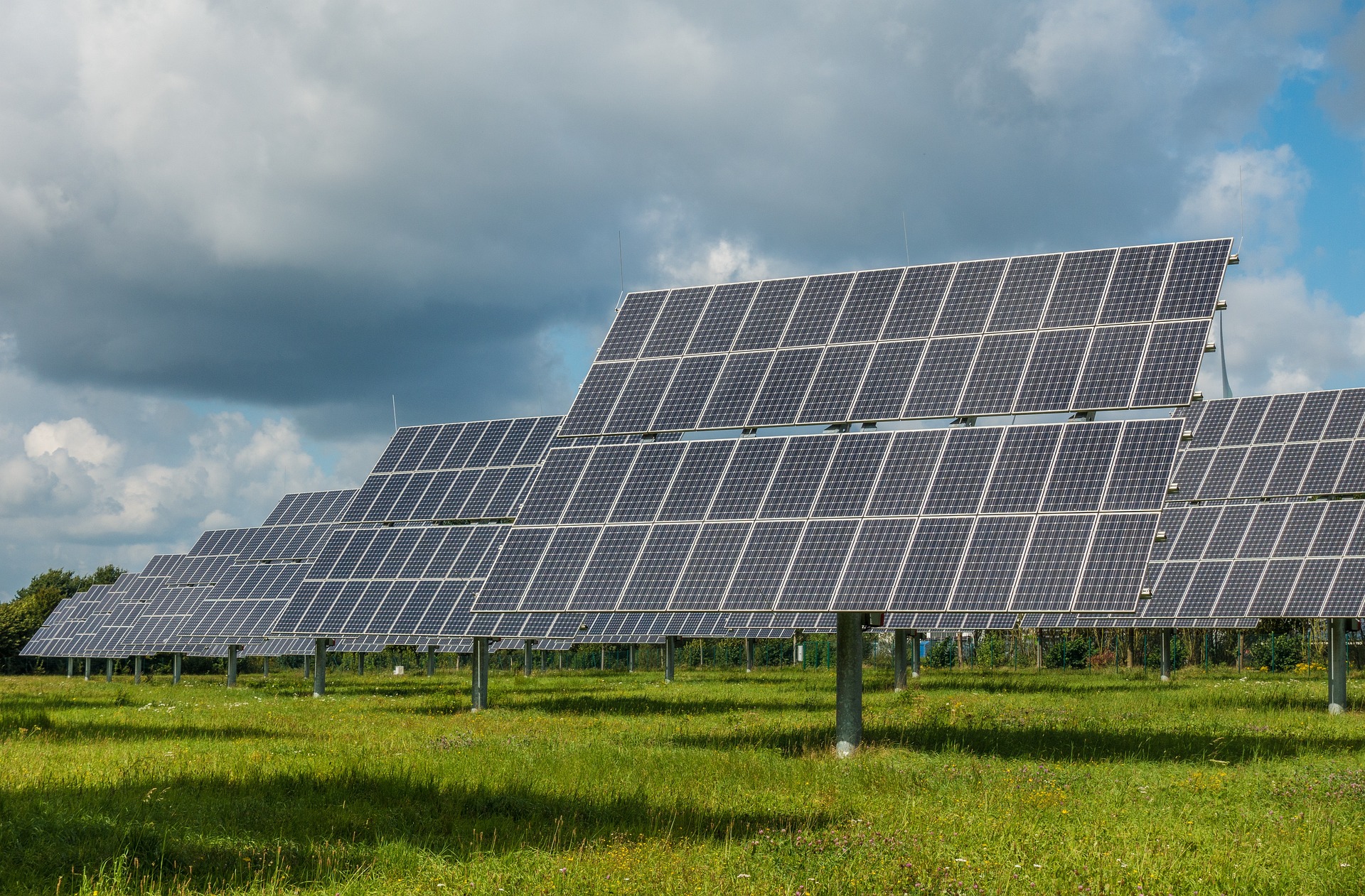 Quali sono le differenze tra staffe fotovoltaiche unipolari e bipolari?