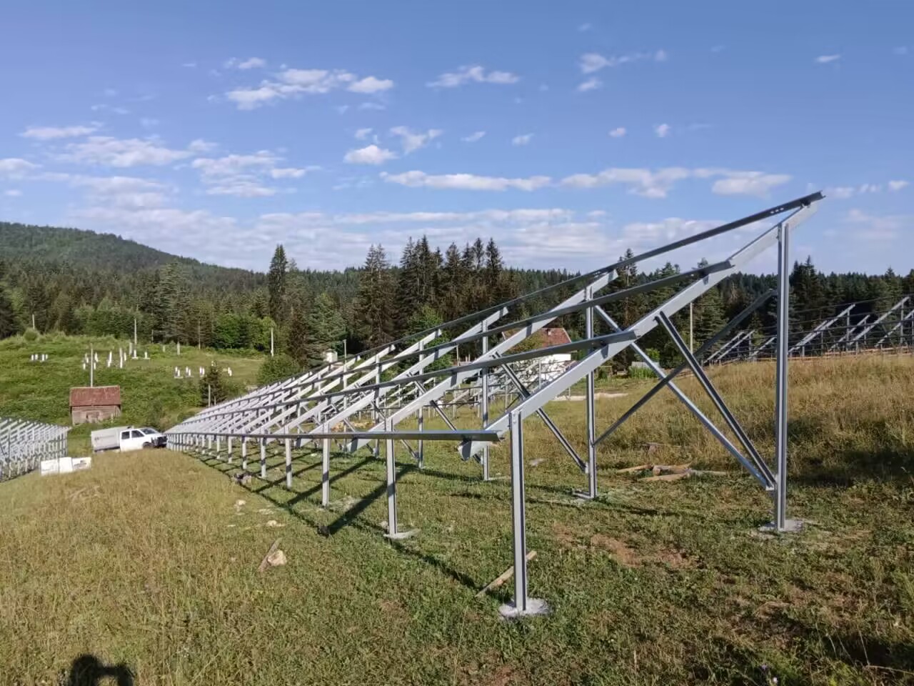 Quali materiali vengono utilizzati principalmente per le staffe solari? 