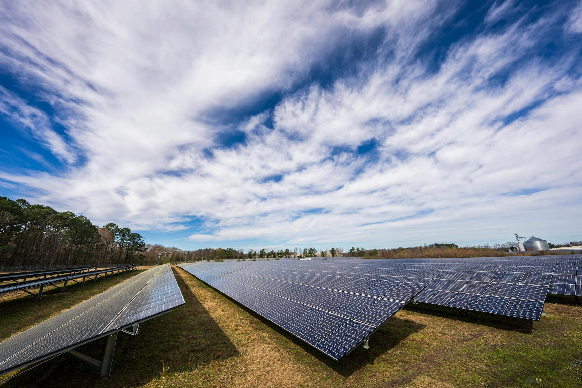 Come garantire la sicurezza e l'affidabilità di un sistema di generazione di energia fotovoltaica distribuita?