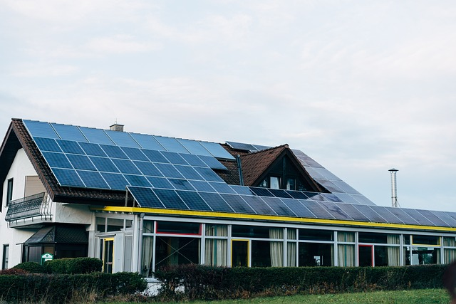 Selezione di staffe fotovoltaiche per tetti in tegole